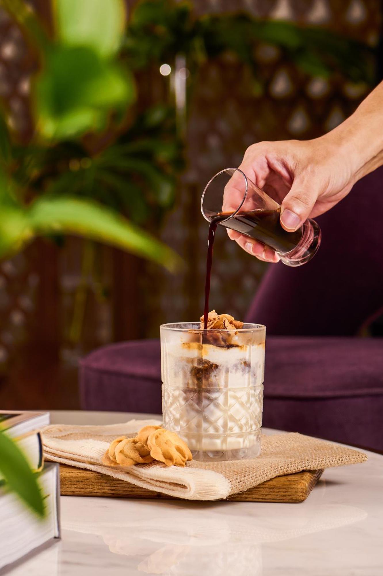 Melia Vinpearl Hue Hotel Kültér fotó A coffee being poured into a glass