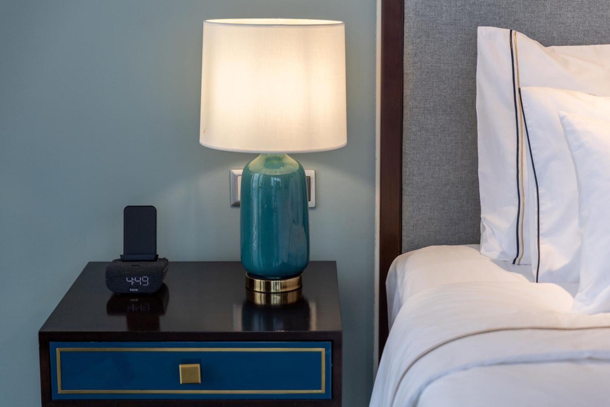 Melia Vinpearl Hue Hotel Szoba fotó A bedside lamp