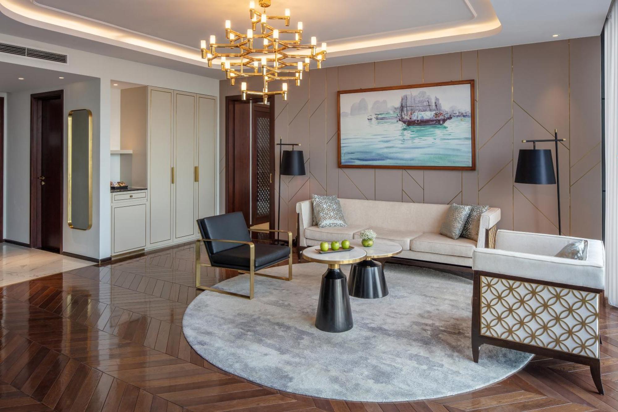 Melia Vinpearl Hue Hotel Szoba fotó A living room in a suite at the Ritz-Carlton, DIFC
