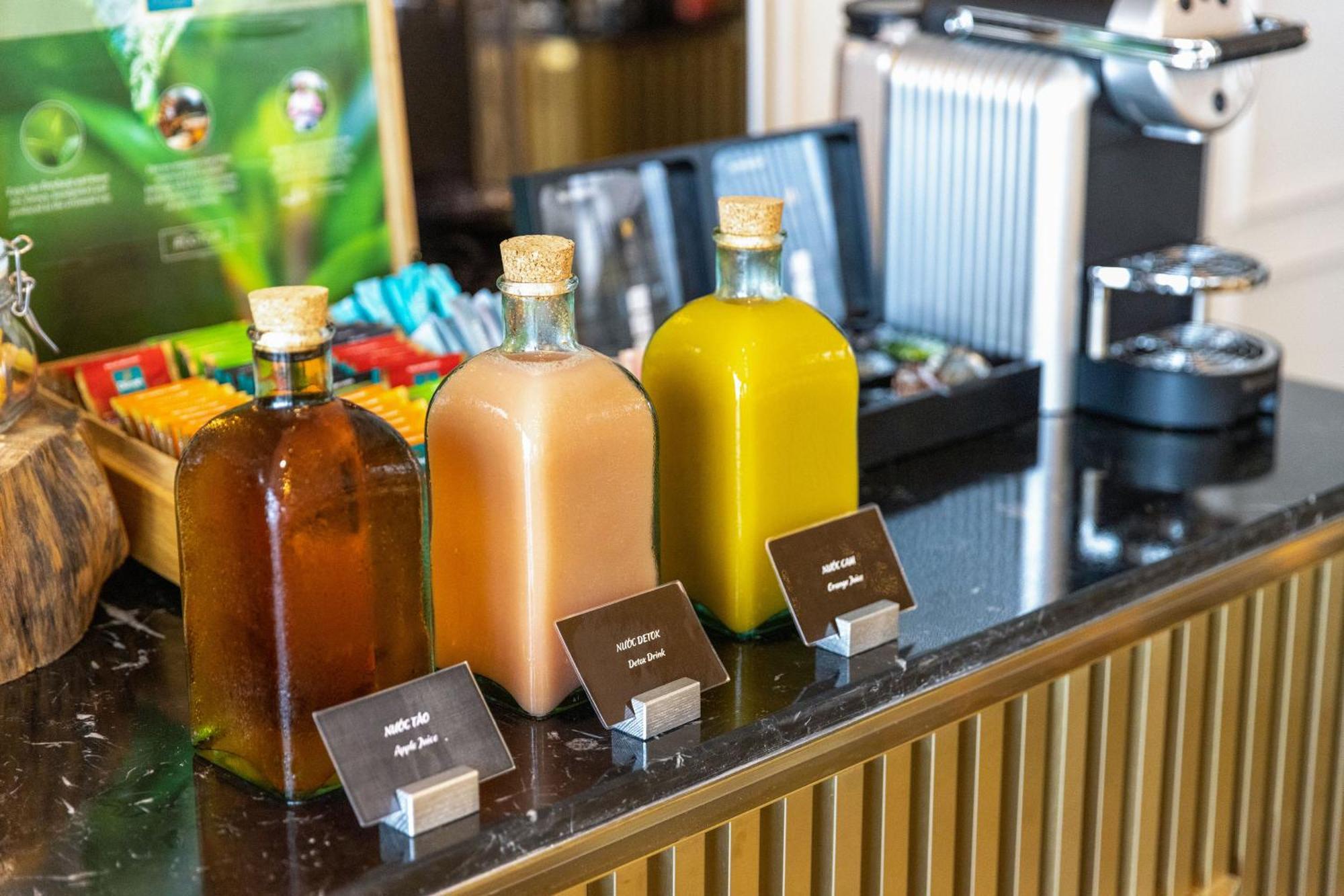 Melia Vinpearl Hue Hotel Kültér fotó Bottles of fruit juice