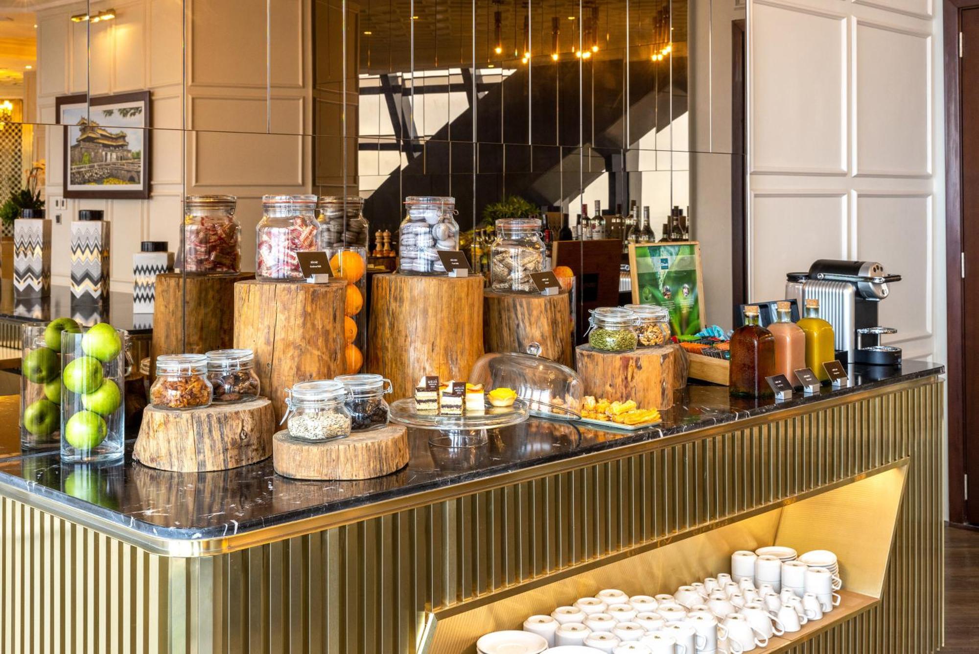 Melia Vinpearl Hue Hotel Kültér fotó The coffee bar at the hotel