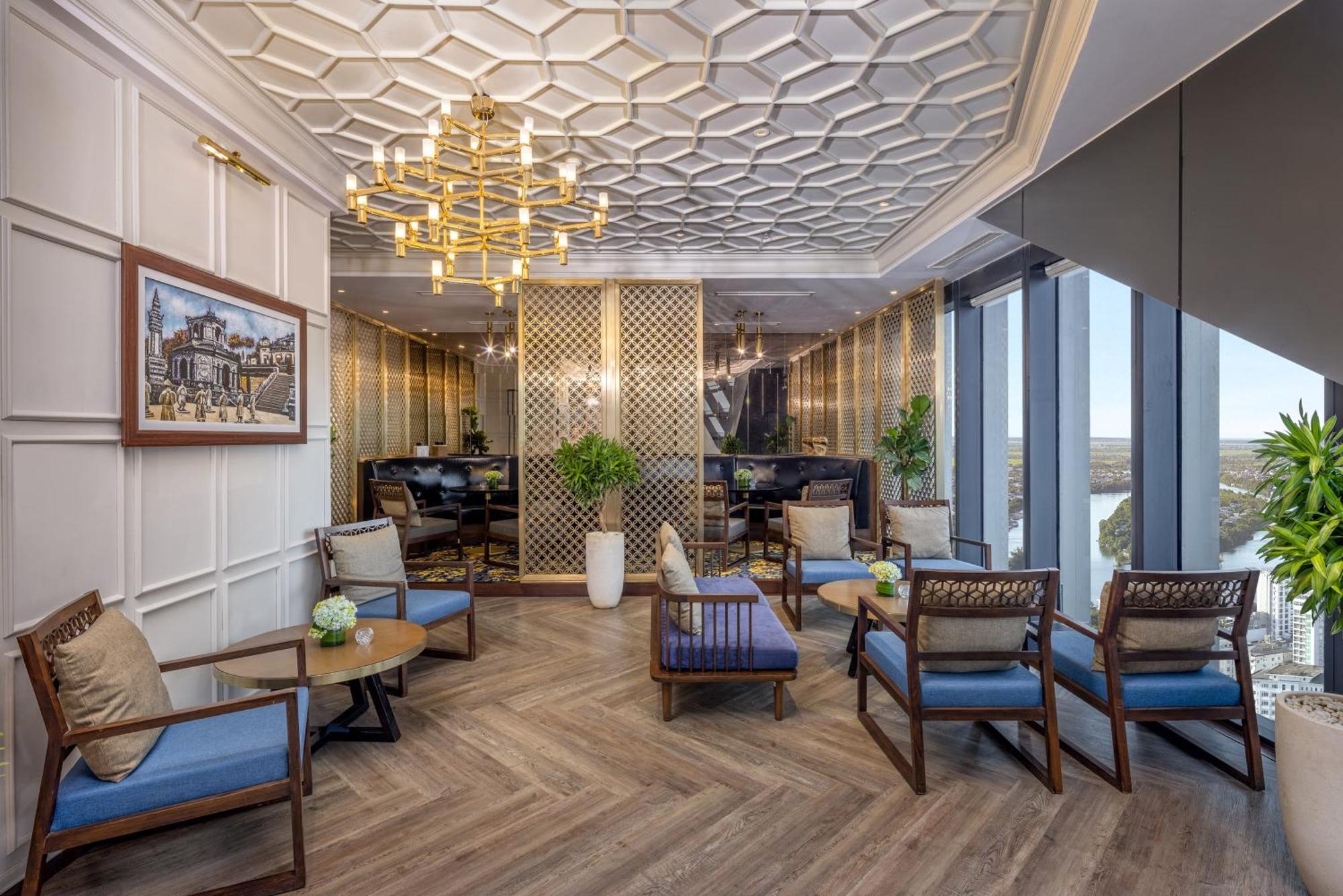 Melia Vinpearl Hue Hotel Kültér fotó The Club at The Royal