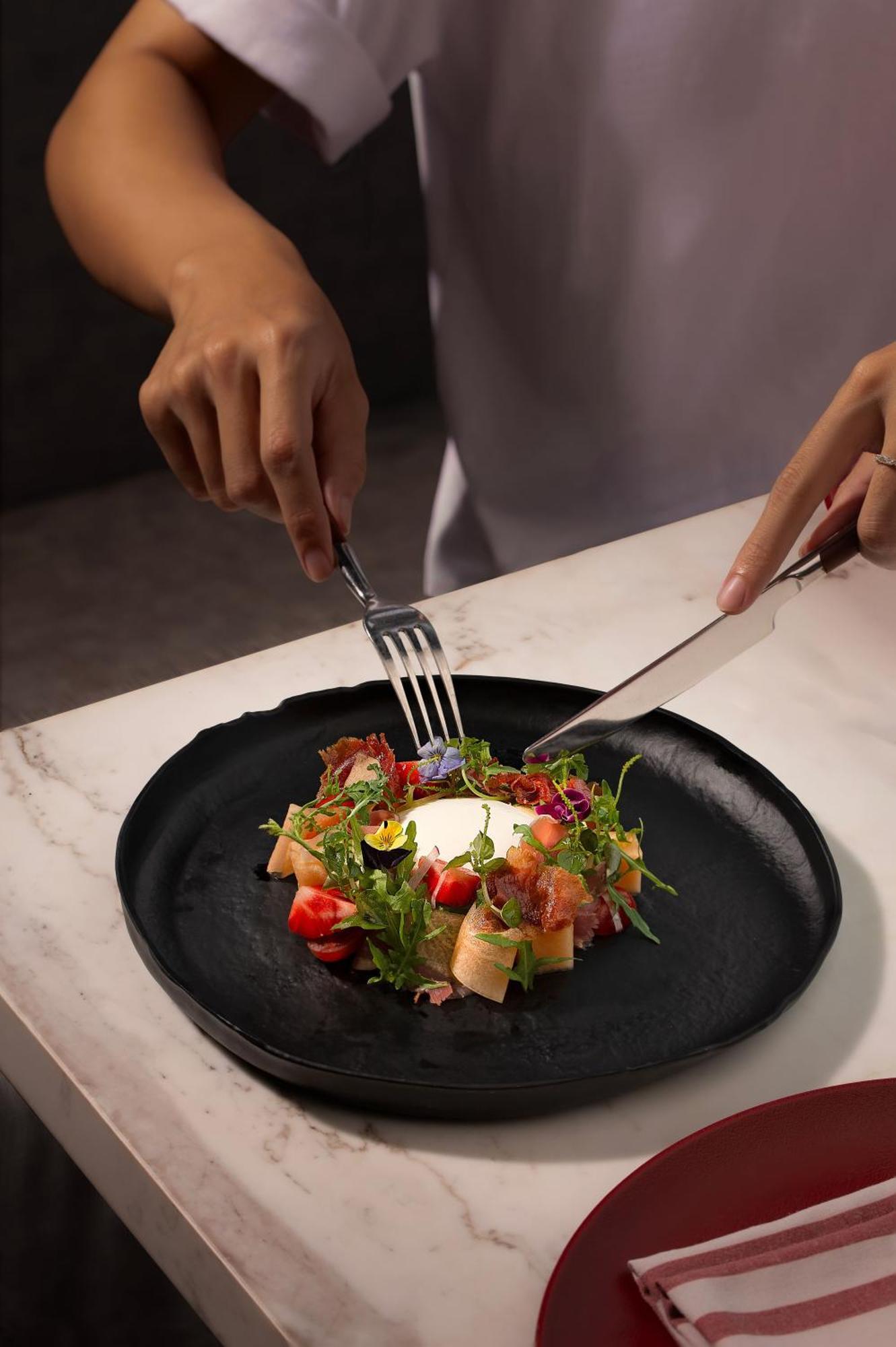 Melia Vinpearl Hue Hotel Kültér fotó A salad being cut with a knife and fork