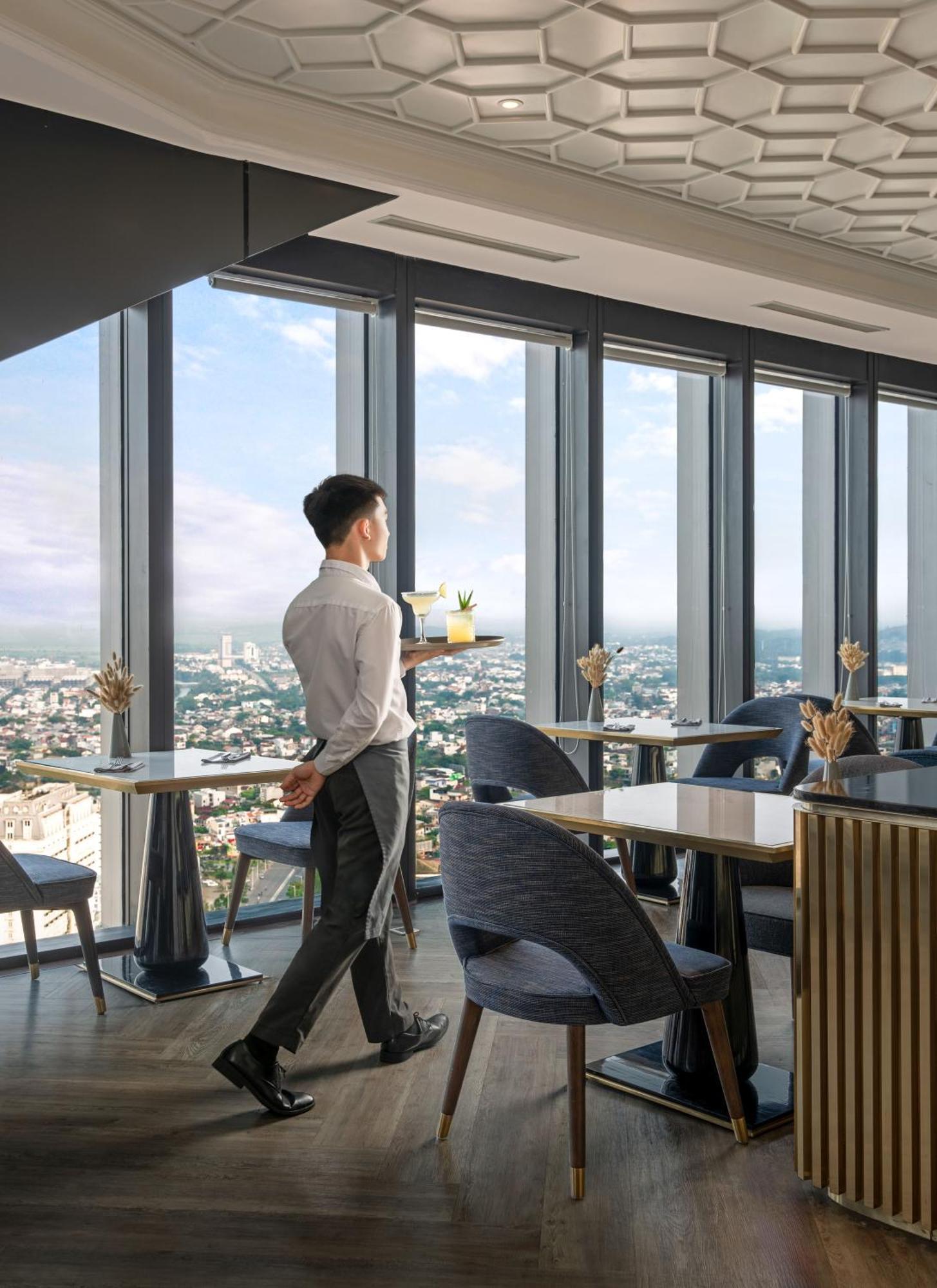 Melia Vinpearl Hue Hotel Kültér fotó The 360° Sky Lounge