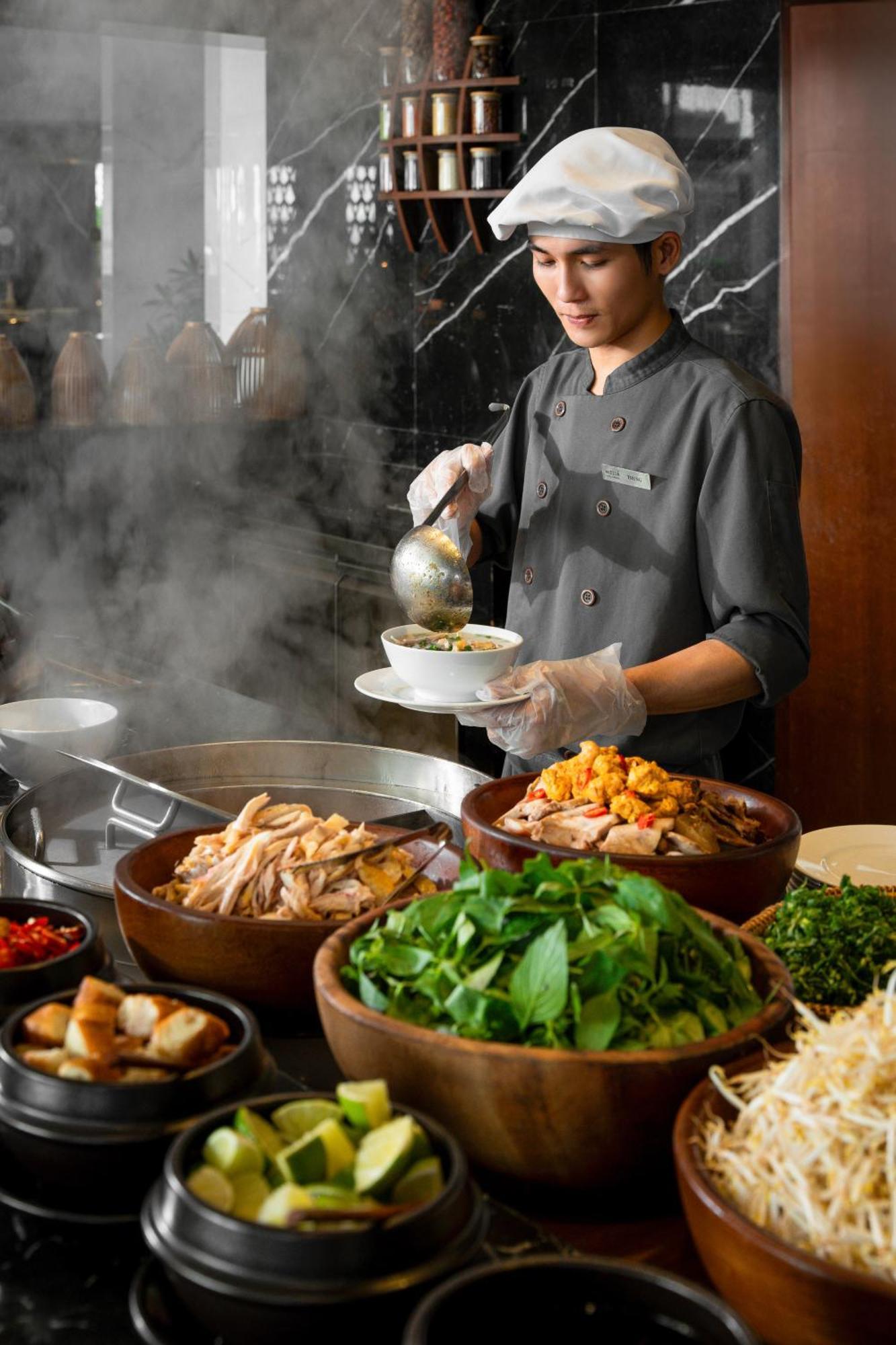 Melia Vinpearl Hue Hotel Kültér fotó A chef preparing food