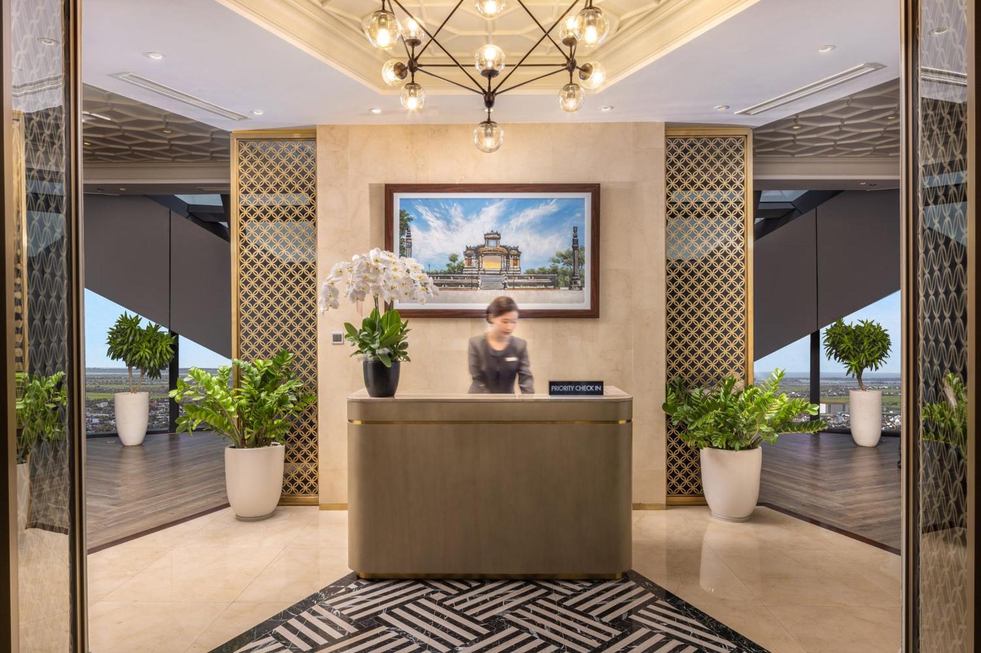 Melia Vinpearl Hue Hotel Kültér fotó Reception at the 137 Pillars Hotel